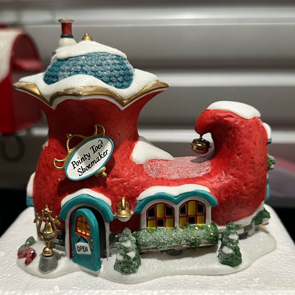 Department 56 - Pointy Toed Shoemaker House